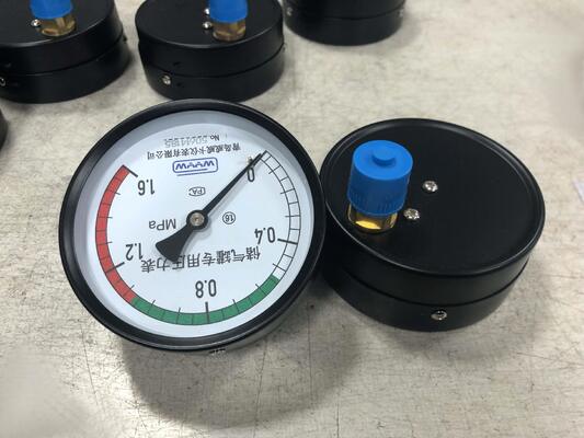 0-1.6MPa aralığı ve renk kodlu güvenlik bölgeleri ile 4 inç (100mm) hava alıcısı tank basınç ölçer